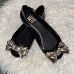 Girls 👧🏻 Melissa Black Glossy Jelly Flats with Gold Metallic Bows size 11